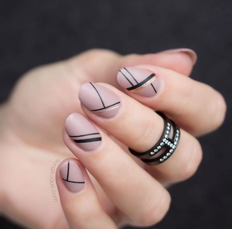 Абстрактный маникюр 2019
