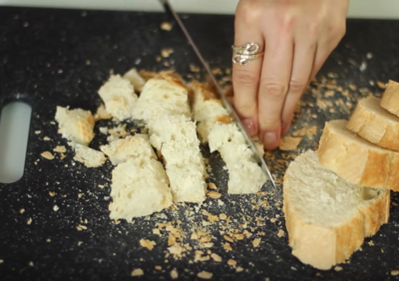 Салат Цезарь достаточно просто готовится