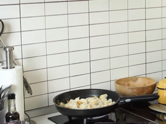 Салат Цезарь достаточно просто готовится