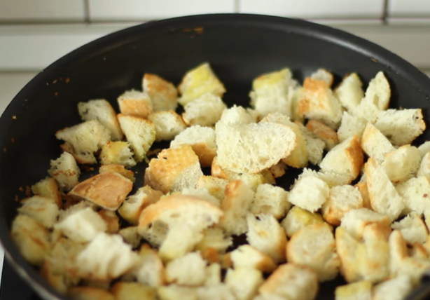 Салат Цезарь достаточно просто готовится