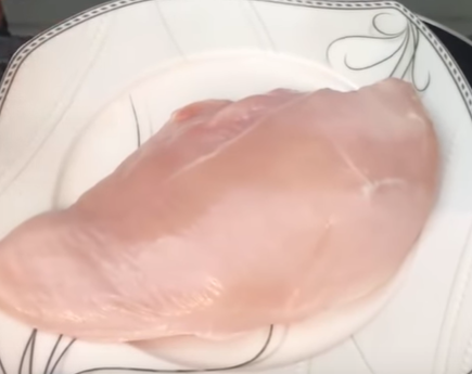 Салат Цезарь достаточно просто готовится