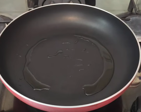 Салат Цезарь достаточно просто готовится