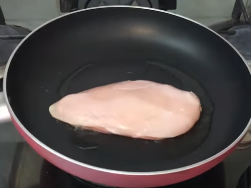 Салат Цезарь достаточно просто готовится