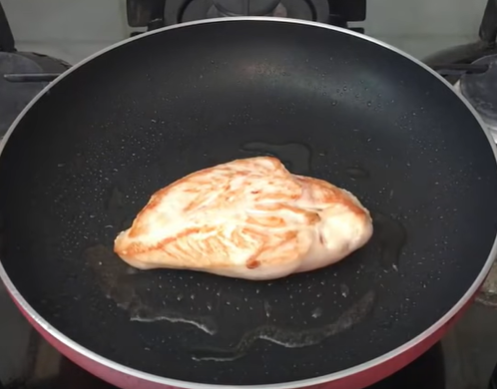 Салат Цезарь достаточно просто готовится