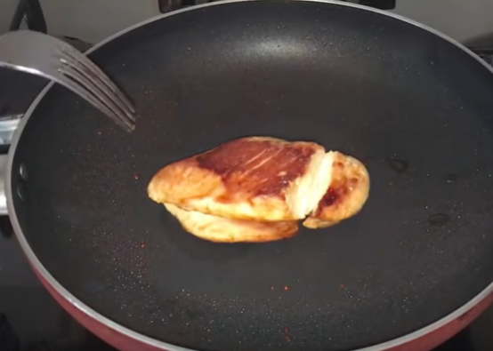 Салат Цезарь достаточно просто готовится