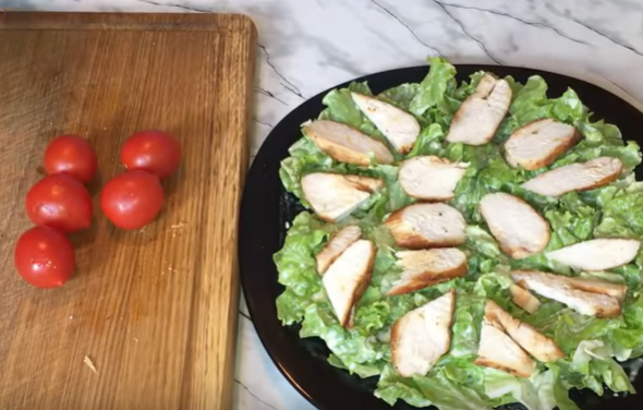 Салат Цезарь достаточно просто готовится