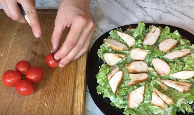 Салат Цезарь достаточно просто готовится