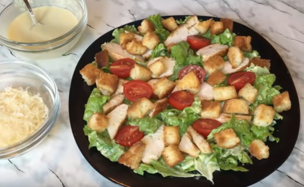 Салат Цезарь достаточно просто готовится