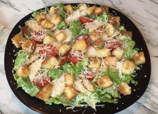 Салат Цезарь достаточно просто готовится