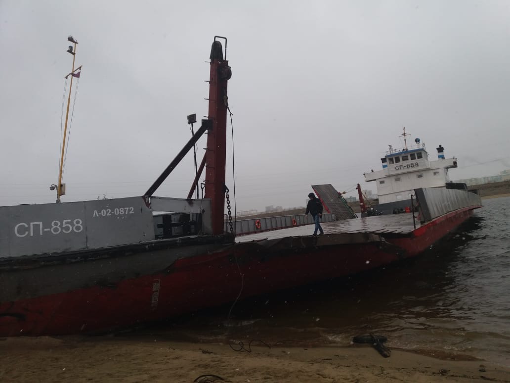 В Якутии на реке Лена столкнулись грузовые теплоходы