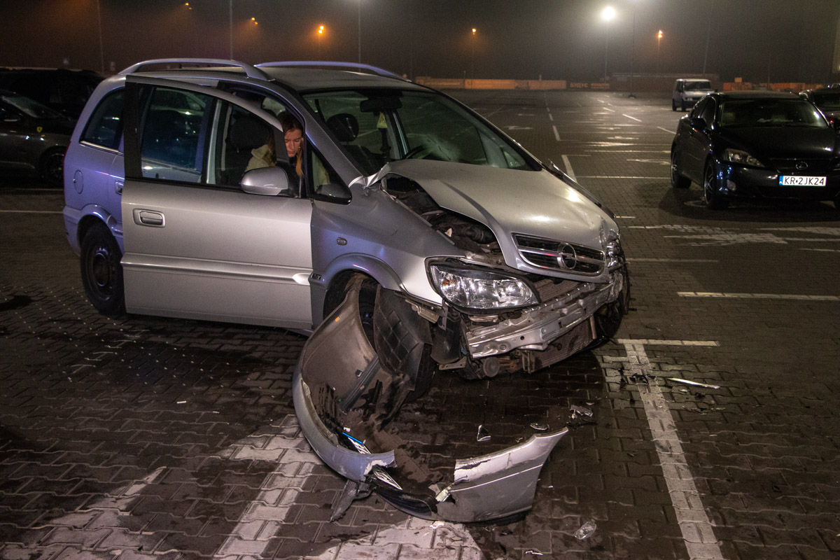 В Киеве водитель на Volkswagen дрифтовал на парковке ТРЦ и сбил пешеходов