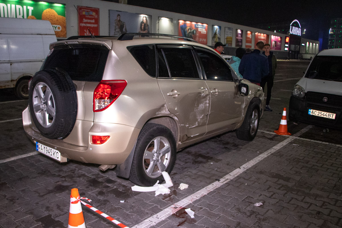 В Киеве водитель на Volkswagen дрифтовал на парковке ТРЦ и сбил пешеходов