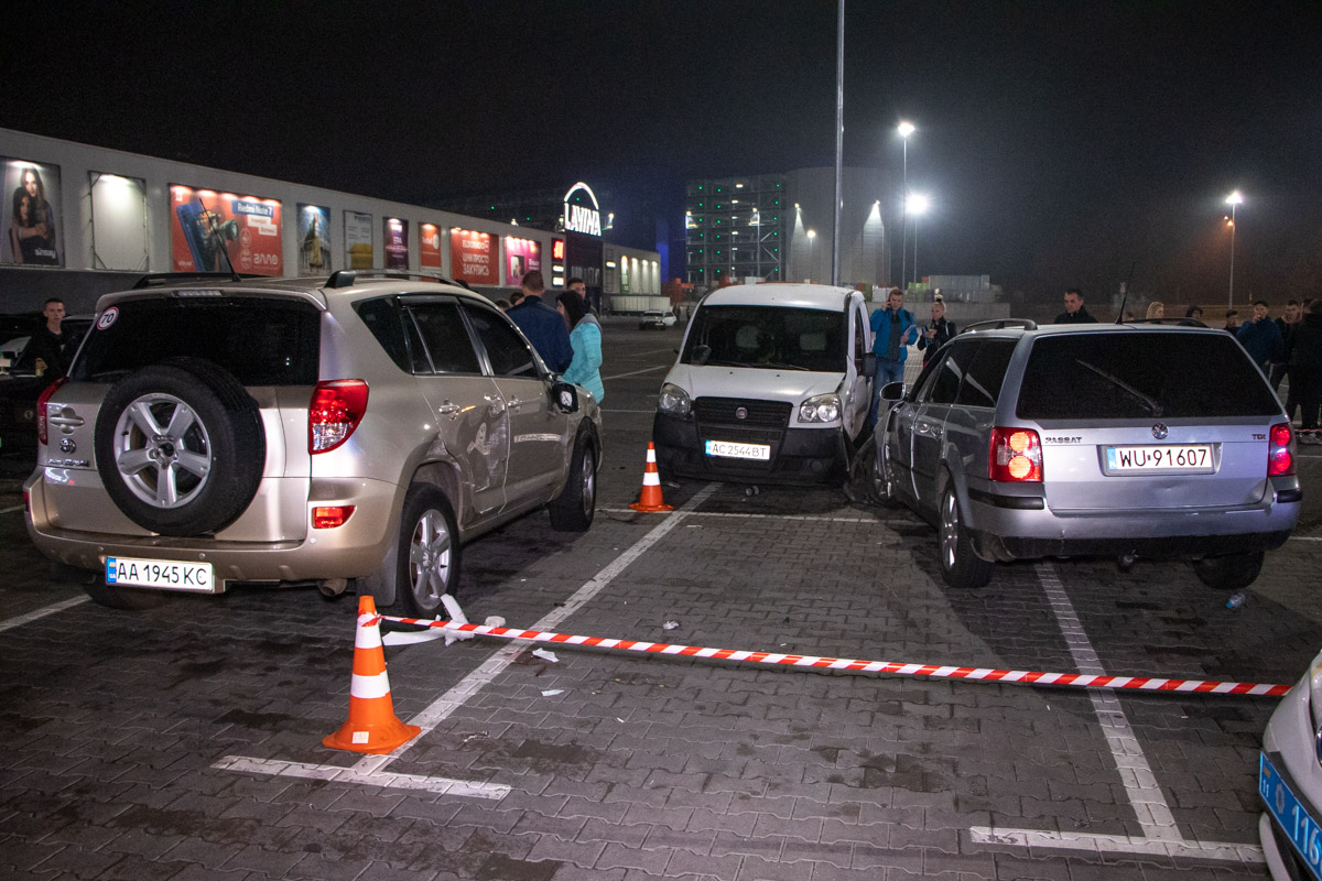 В Киеве водитель на Volkswagen дрифтовал на парковке ТРЦ и сбил пешеходов