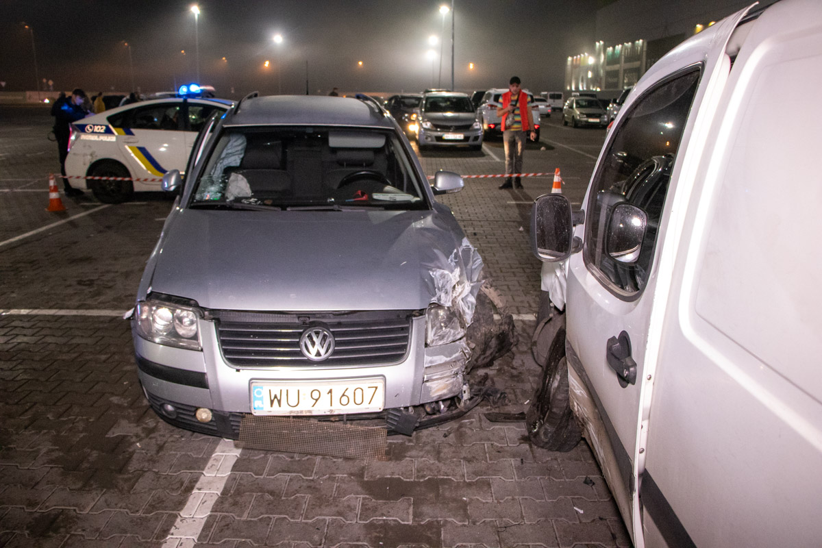 В Киеве водитель на Volkswagen дрифтовал на парковке ТРЦ и сбил пешеходов