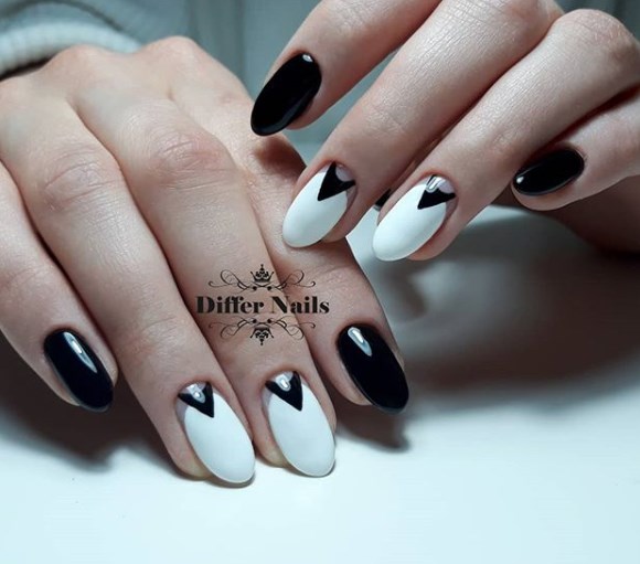 Черно-белый маникюр осень 2019