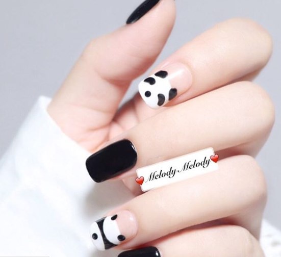 Черно-белый маникюр осень 2019