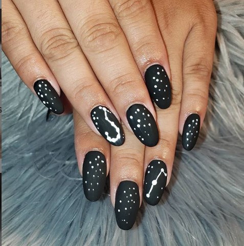 Черно-белый маникюр осень 2019