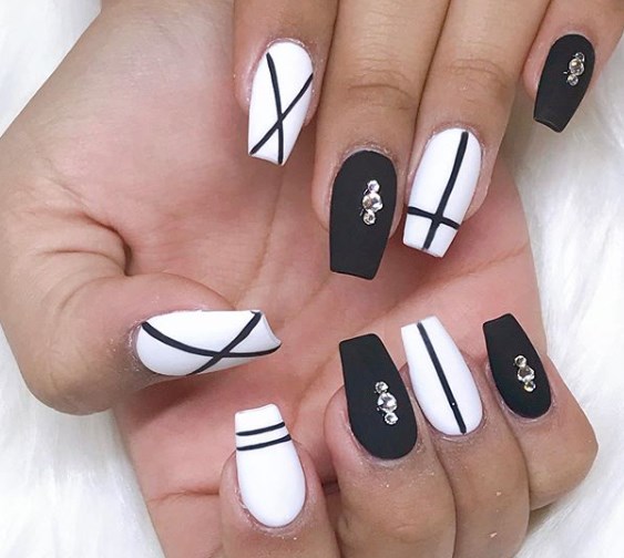 Черно-белый маникюр осень 2019