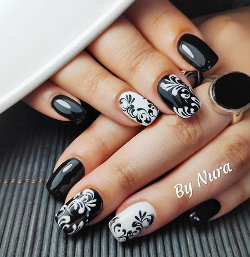 Черно-белый маникюр осень 2019