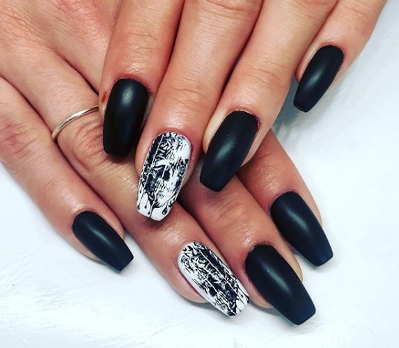 Черно-белый маникюр осень 2019