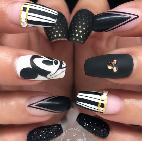 Черно-белый маникюр осень 2019