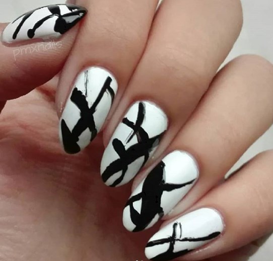 Черно-белый маникюр осень 2019