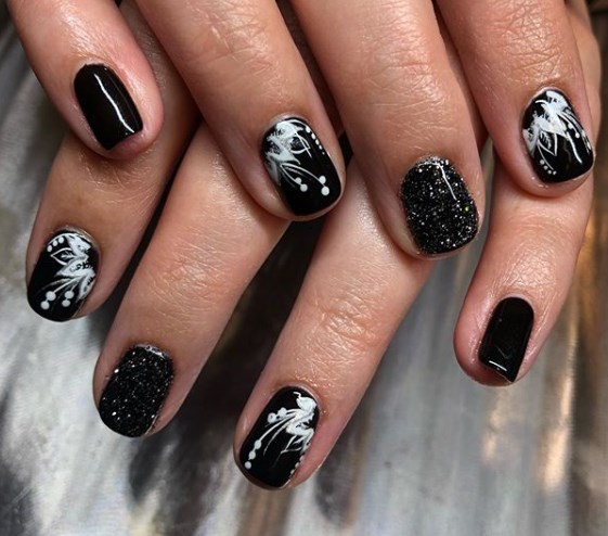 Черно-белый маникюр осень 2019