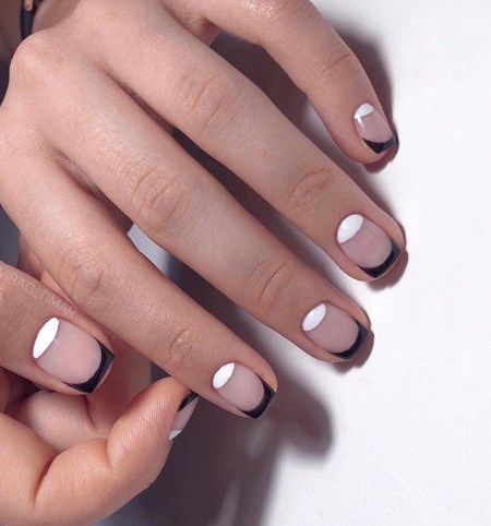 Черно-белый маникюр осень 2019