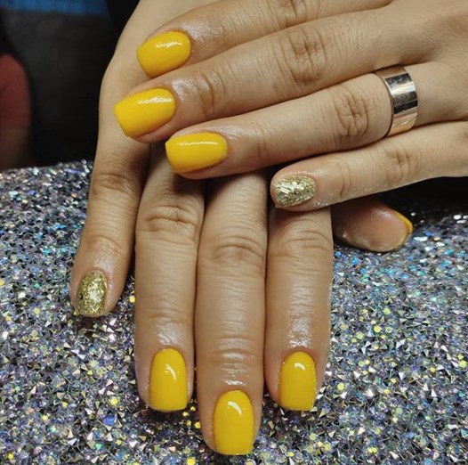 Модный желтый маникюр
