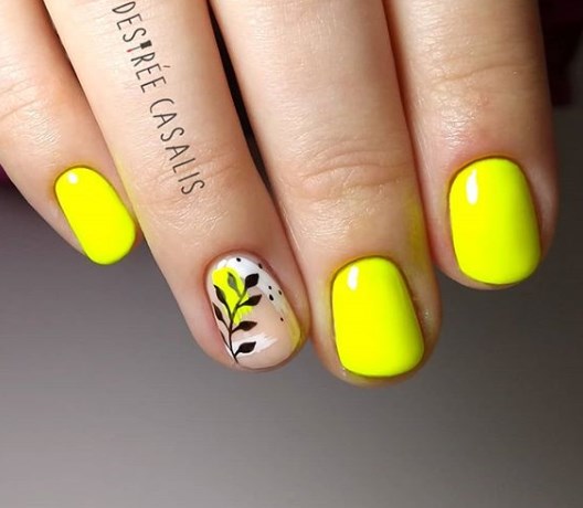 Модный желтый маникюр