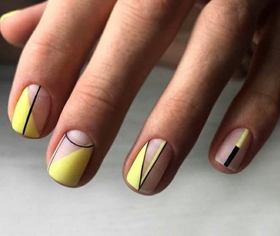 Модный желтый маникюр