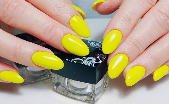 Модный желтый маникюр