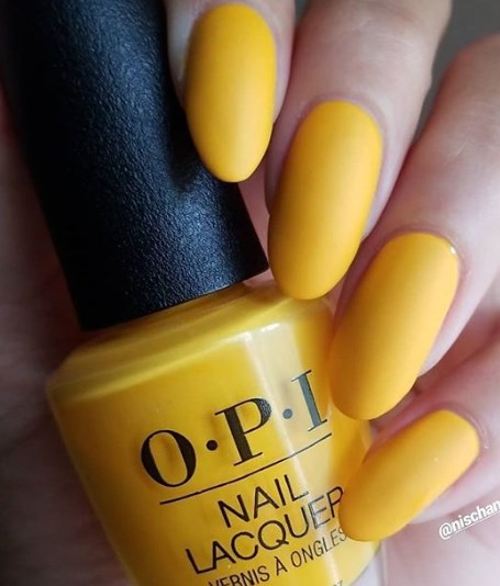 Модный желтый маникюр