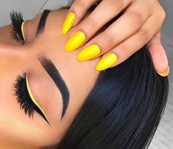 Модный желтый маникюр
