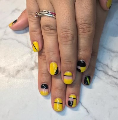 Модный желтый маникюр