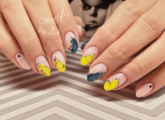 Модный желтый маникюр