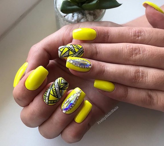 Модный желтый маникюр