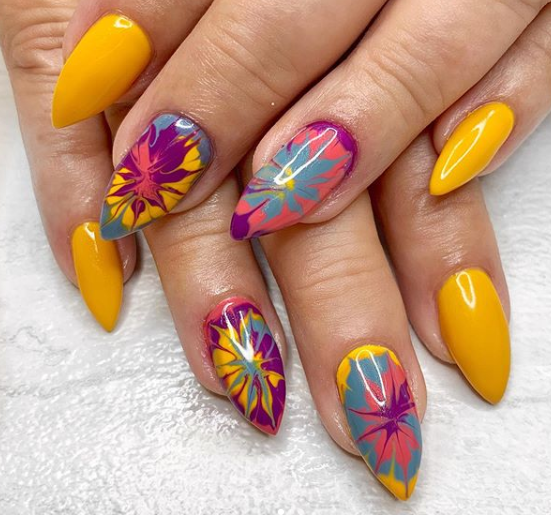 Модный желтый маникюр