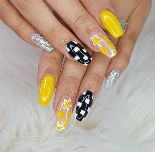 Модный желтый маникюр