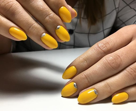 Модный желтый маникюр
