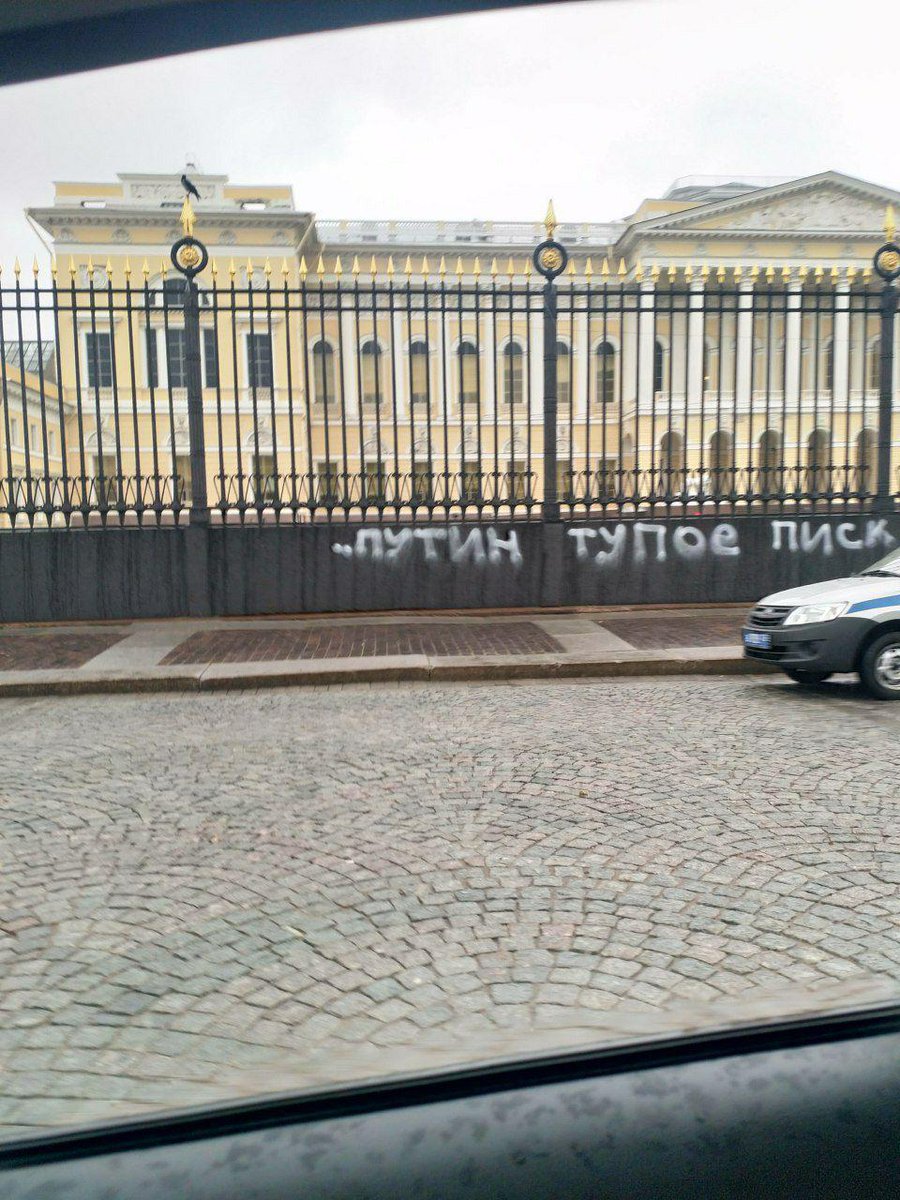 "Тупое писклявое ч*о": россиянин публично унизил Путина "Тупое писклявое ч*о": россиянин публично унизил Путина
