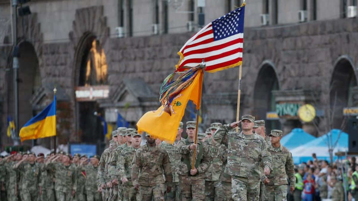 Военной поддержки сша. США Украина. Военная помощь США Украине. Поддержка США Украины. Американский и украинский флаг.