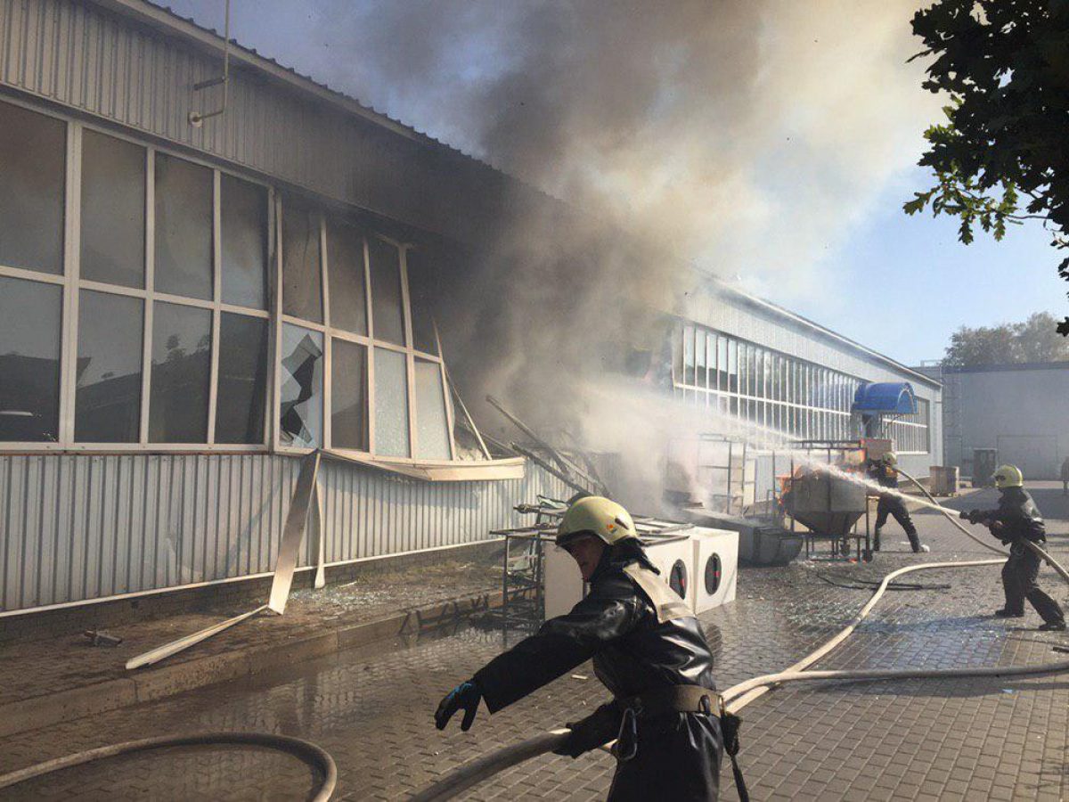 Взрывы в сумах. Завод в Сумах взорвали. Авария на заводе Украина. В Сумах прогремел взрыв. Пожар в производственном цехе.