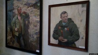 На одной из картин художник запечатлел Захарченко / Фото: Крым.Реалии На одной из картин художник запечатлел Захарченко / Фото: Крым.Реалии