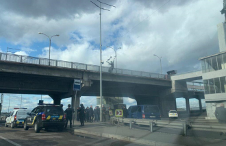 Мужчина угрожает взорвать мост в Киеве