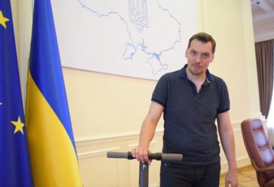 Алексей Гончарук покатался на самокате по Кабмину / Скриншот
