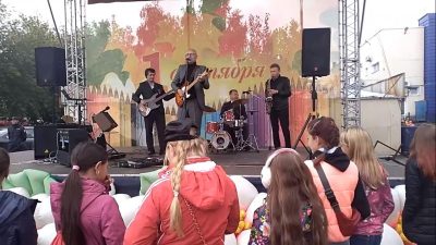 "Обыдляют с малых лет!": в России школьников поздравили "рюмкой водки на столе" с Днем знаний