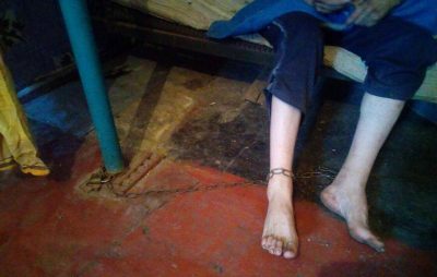 Под Днепром мать посадила сына на цепь из-за денег