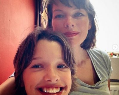 "Как две капли воды": дочь Миллы Йовович в роскошных нарядах от Prada снялась для глянца