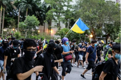 Украинский флаг в Гонконге / Фото instagram.com/stantonsharpe